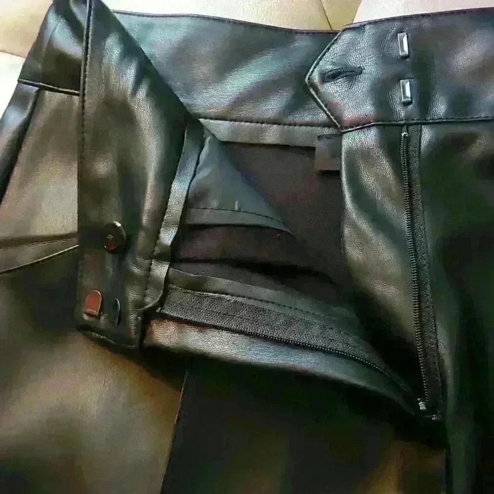 Tahari Black Faux Leather skirt sz medium - Picture 2 of 4